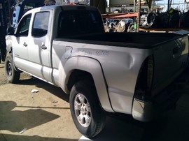 2006 TOYOTA TACOMA, SILVER, SR5 MODEL, CREW CAB, 4.0L, ATM 2WD.  Z25215
